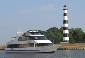 Harbor-entrance-with-tour-boat